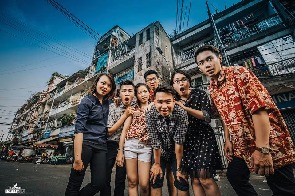 Nhiếp ảnh gia Hoàng Nhất Thiên cho biết, với sở thích chụp ảnh pha trộn giữa cổ điển và hiện đại nên anh đã nảy ra ý tưởng này và bắt tay vào làm ngay. “Tôi muốn dùng trang phục theo phong cách Vintage là để tạo điểm nhấn cho bộ ảnh, nhằm mục đích tạo ra sự đối lập giữa hiện tại và quá khứ”.