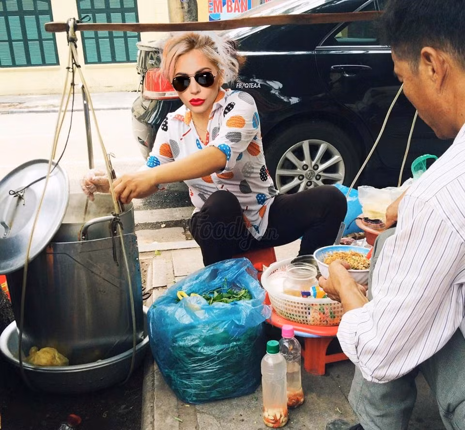 Theo đó, họ làm những nghề rất quen thuộc và gần gũi như bán phá lấu, trái cây, bún riêu hay bánh mỳ. Với khả năng photoshop "thần thánh" và sự liên tưởng độc đáo, các bức ảnh chế hài hước này được dân mạng nhận xét không khác gì ảnh thật.