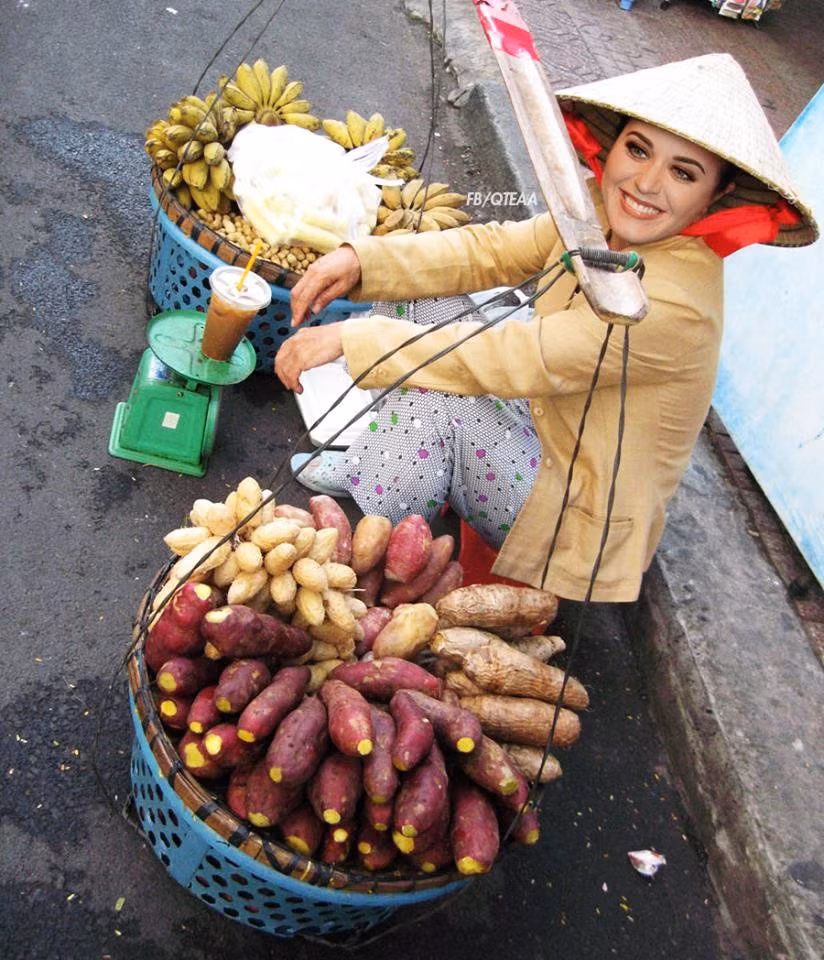 Một số sản phẩm được thực hiện cách đây vài tháng. Sau khi vô tình thấy ảnh Adele bán bún bò, 9X đã thực hiện những hình ảnh tiếp theo trong vòng một đêm.