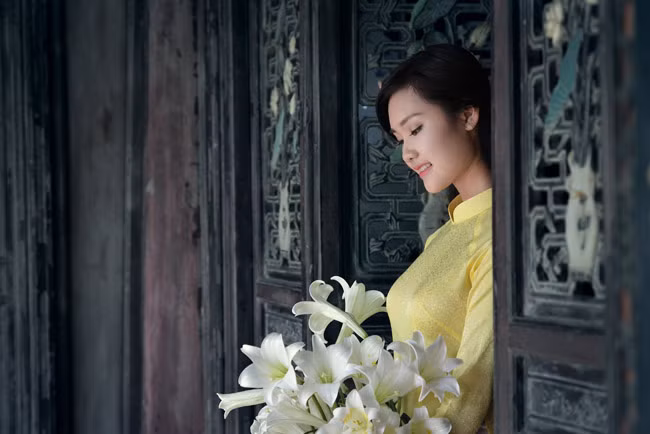 Loa kèn luôn khiến bất cứ cô gái nào cũng trở nên nền nã, dịu dàng hơn (ảnh: Đinh Văn Linh).