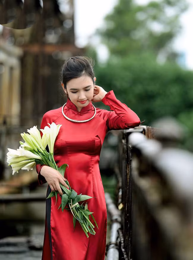 Vẻ đẹp say lòng người của thiếu nữ Việt bên hoa loa kèn.