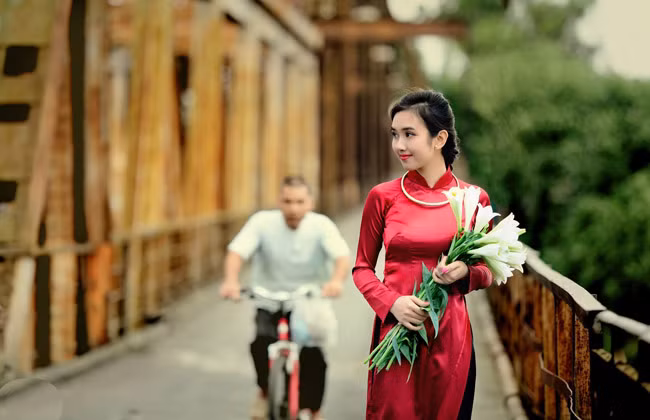 Tạo hình thiếu nữ xưa với áo dài truyền thống được nhiều cô gái lựa chọn (ảnh: Đinh Văn Linh).