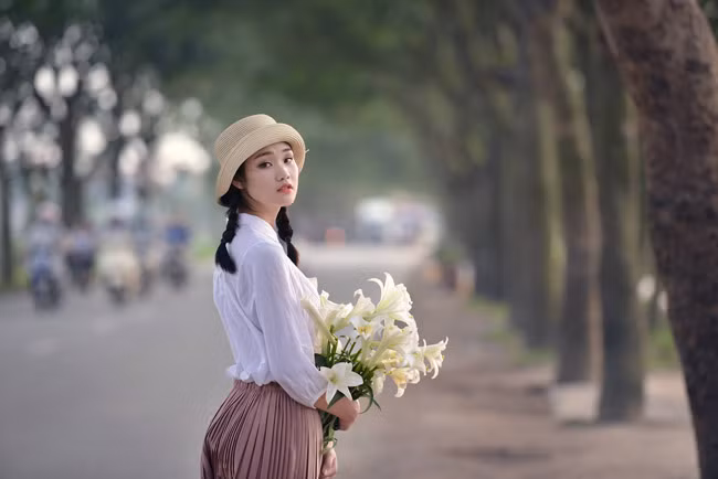 Các cô gái thường trang điểm nhẹ nhàng để phù hợp hơn trong những bức hình bên loài hoa tháng 4 (ảnh: Đinh Văn Linh).