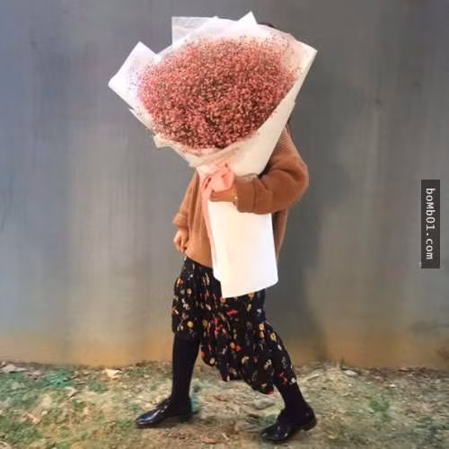 Doanh nghiệp sản xuất những bó hoa này có thể nói là rất khôn ngoan khi đánh trúng vào tâm lý của phụ nữ thích phô trương và được tôn thờ. Nhưng một bó hoa lớn như vậy, tất nhiên, giá cả không hề rẻ. Được biết, mỗi một bó hoa như vậy có giá hơn nửa tháng lương trung bình của một sinh viên Hàn Quốc.