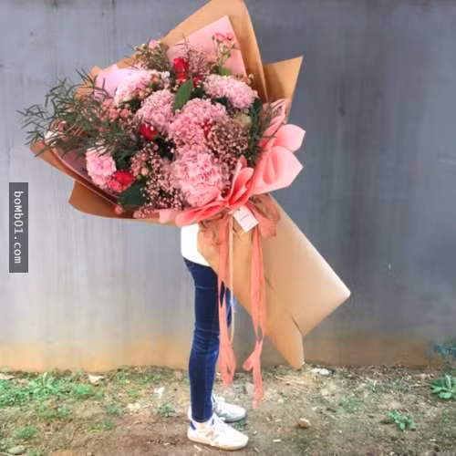 Thời gian gần đây ở Hàn Quốc xuất hiện trào lưu tặng những bó hoa khổng lồ cho người mình yêu thương. Đây đang là vũ khí tán gái "chết người" hữu hiệu nhất mà bất kỳ chàng trai Hàn Quốc nào cũng tin cậy.