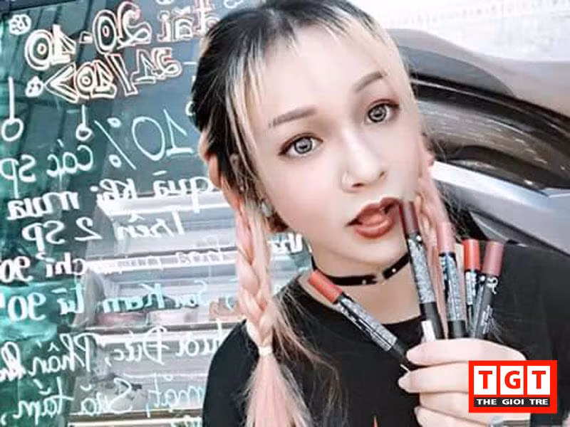 Tốt nghiệp cấp 3 tại Hải Phòng, dù nhận được giấy báo trúng tuyển đại học nhưng Phương Tây lại quyết tâm dừng việc học, từ quê nhà Hải Phòng, cô vào Nam lập nghiệp với ý định theo đuổi con đường nghệ thuật lâu dài.