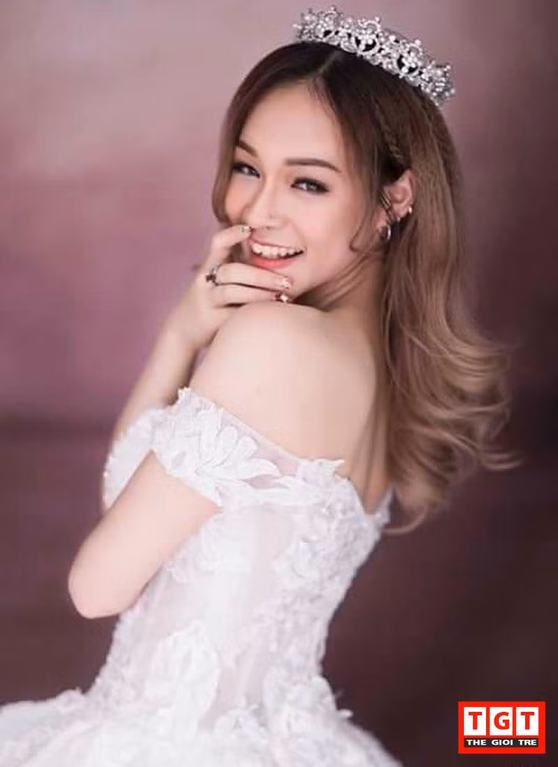 Với Gu thời trang ấn tượng, phong phú Phương Tây như một con tắc kè hoa, cô luôn biến hóa cho phù hợp với hoàn cảnh và yêu cầu công việc.