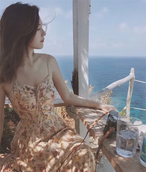 Trong những bức ảnh đăng tải, Alice cũng thường chọn cho mình các góc chụp nghiêng, từ sau lưng hoặc sử dụng đạo cụ như sách, mũ để che mất khuôn mặt.