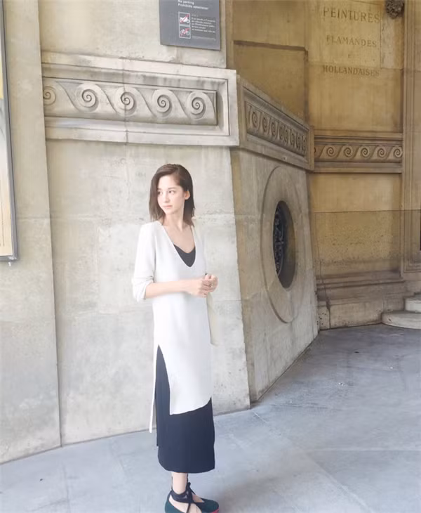 Tất nhiên, buồn nhất lúc này chỉ có những chàng trai trong fanclub của Alice. Hàng loạt lời bình luận đã bày tỏ cảm giác bỡ ngỡ, ngạc nhiên khi chứng kiến nhan sắc "nữ thần": "Trời ơi, chẳng giống trên hình tí nào vậy?", "Sao nhìn mặt cô nàng cứ kì kì thế nhỉ?", "Không xấu nhưng chắc chắn là không xinh"...