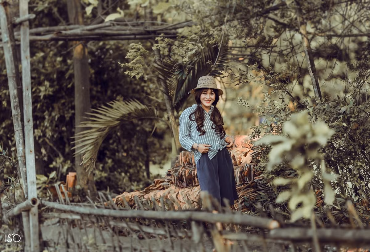 Mới đây, bộ ảnh kỷ yếu hoài cổ với chủ đề Cô Thắm về làng, mà qua từng bức ảnh, người xem có cảm giác như thời gian đang quay ngược về quá khứ đã nhận được khá nhiều sự quan tâm của cư dân mạng.