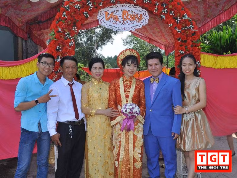 Sau đó, cả hai đã đi chơi và trò chuyện với nhau nhiều hơn. Cho tới hôm 14/3 ở là lễ Valentine trắng thì Ikeda tỏ tình với Trang, chàng trai bỏ 1 món quà vô giỏ của cô gái. Lúc đó, anh làm cô khá bất ngờ khi mở quà ra thì nó là 1 cái máy catset mà Trang rất muôn mua để phục vụ việc học do giá thành hơi cao nên chưa thể mua được.Vào tháng 4, cả hai chính thức yêu nhau sau một thời gian quen biết và tìm hiểu. Trong tình yêu, luôn luôn có những lúc trắc trở. Đặc biệt là mối lương duyên đầy đặc biệt giữa hai con người ở hai xứ sở khác nhau thì chuyện tình cảm của họ càng có nhiều điều khó khăn hơn. Sau một thời gian trò chuyện, tâm sự và chia sẻ với nhau rất nhiều điều, cảm thấy tâm đầu, ý hợp, lí tưởng sống giống nhau nên Thu Trang và Ikeda Shun quyết định đi tới hôn nhân.