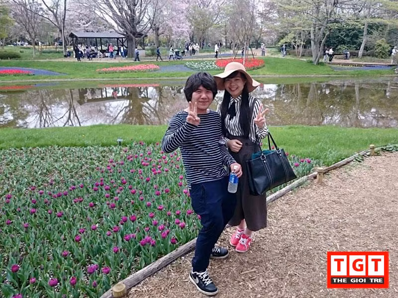 “Tụi mình hầu như không cãi nhau vì nếu có giận thì cả hai đều im lặng rồi chủ động làm hoà. Sau khi hoà xong rồi mới nói lỗi sai của đối phương. Vì vậy, tụi mình khá là êm ấm hầu như không giận nhau mấy. Với lại, có lẽ do mình thương chồng rất nhiều nên chưa bao giờ giận anh ấy được quá 1 ngày. Bởi vì, chỉ cần nhìn cần nhìn thấy anh thôi là bao nhiêu cái giận hờn đi đâu hết. Chính vì cả hai dành cho nhau sự yêu thương quá lớn như vậy nên tụi mình sẽ luôn cố gắng thật nhiều để tình yêu luôn bền chặt và bên nhau mãi mãi.”- Thu Trang tâm sự.