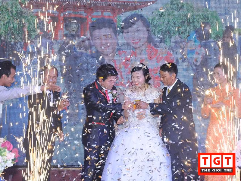 Sau khi tốt nghiệp tốt nghiệp kế toán tại trường đại học Đồng Nai vào tháng 8/2015, Thu Trang được học bổng du học toàn phần và qua Nhật vào ngày 13/9/2015. Như sự sắp đặt của duyên phận, Thu Trang và Ikeda Shun quen biết khi cô làm việc trong cửa tiệm của Ikeda Shun. Lúc đó, anh phụ trách là người hướng dẫn, dạy việc cho cô. Lúc đầu Thu Trang cảm thấy không mấy cảm tình với Ikeda vì anh quá nhiệt tình và hay qua phòng của cô chơi mà mãi không chịu về mặc dù những lúc đó Trang cảm thấy rất buồn ngủ. Nhiều khi, cô thờ ơ đi ngủ trước mặc cho Ikeda ngồi đó. Tình cảm của cô gái Việt bắt đầu nảy sinh với chàng trai người Nhật này đó là một lần cô bị bệnh. Trang thường có thói quen mang cơm hộp đi học ăn nhưng hôm đó cô bị bệnh nên không thể làm cơm đem theo được. Thấy vậy, tối hôm đó Ikeda sau khi đi làm về lúc 8h30 tối đã thức tới 11h đêm để làm cơm hộp cho Trang mang đi học.