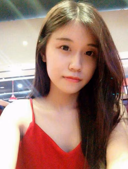 Chỉ sau sau 7 năm, nữ sinh Tuyên Quang hoàn toàn “lột xác” về nhan sắc. Trong bức ảnh được chụp vào năm 12 tuổi, cô nàng gầy gò, đen nhẻm, mái tóc sư tử thưa thớt, bóng dầu, diện áo phông, quần jeans với đôi dép kẹp "lếch thếch".