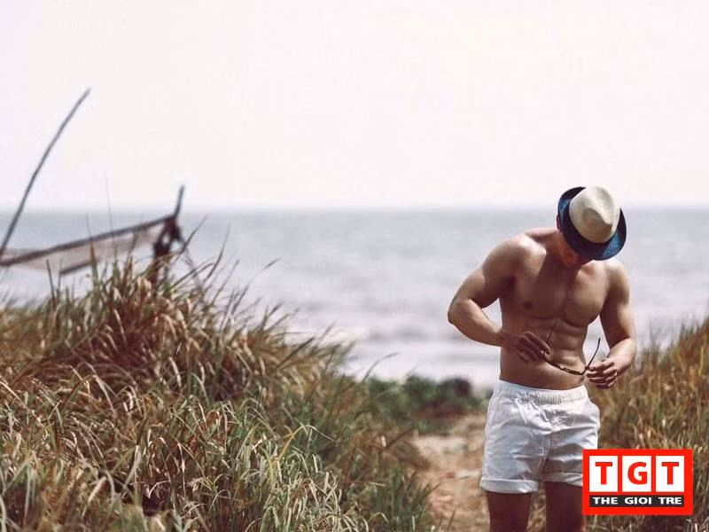 Cùng với không gian là bãi biển đẹp, hoà vào thiên nhiên, chàng trai đã thể hiện vẻ đẹp hình thể đầy mê hoặc, một vẻ đẹp đầy nam tính, khiến cho các nàng như bị cuốn hút, đê mê bởi mọi góc cạnh, mọi tư thế, cách tạo dáng.
