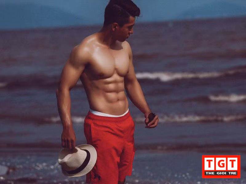 Anh chàng từng gây chú ý với nhiều bộ hình khoe body săn chắc, bụng 6 múi hấp dẫn, lại là gương mặt thể thao cuộc thi Vietnam Fitness Model 2016 nên được rất nhiều bạn trẻ đặc biệt các bạn nữ quan tâm và yêu mến. Bộ hình đăng lên thu hút hàng ngàn lượt yêu thích và bình luận.