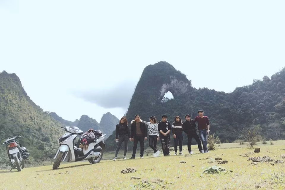 Sẽ cực thú vị khi thỉnh thoảng đâu đó vang lên tiếng mõ trâu hay ngắm nhìn vẻ thảnh thơi của đàn dê do người trong bản thả. Biết đâu bạn lại có những tấm hình cực dễ thương với đàn dê này. Ảnh: Phượt Bụi Cao Bằng.