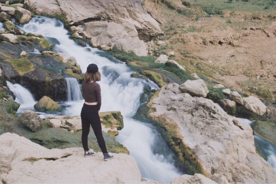 Thác nước nguyên sơ, đẹp cuốn hút hệt như những bức vẽ thủy mặc. Ảnh: Phương Anh.