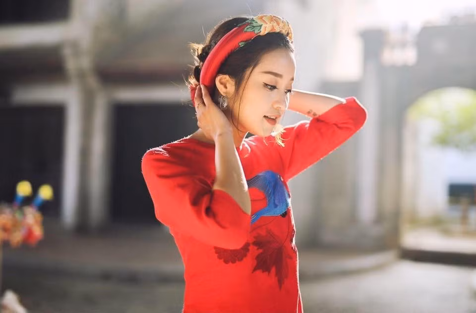 Mi Vân là hot girl đời đầu nổi tiếng trong giới trẻ. Cô sở hữu gương mặt bầu bĩnh, đôi mắt to tròn và nụ cười tỏa nắng. Thời điểm năm 2005-2006, Mi Vân là một trong những cái tên xuất hiện nhiều trên tạp chí tuổi teen. Năm 2010, hot girl quyết định lên xe hoa và chuyển vào Sài Gòn sinh sống cùng chồng. Mặc dù hôn nhân rạn nứt vào cuối năm 2012, cô vẫn mạnh mẽ làm mẹ đơn thân, sống vui vẻ và phát triển công việc kinh doanh.