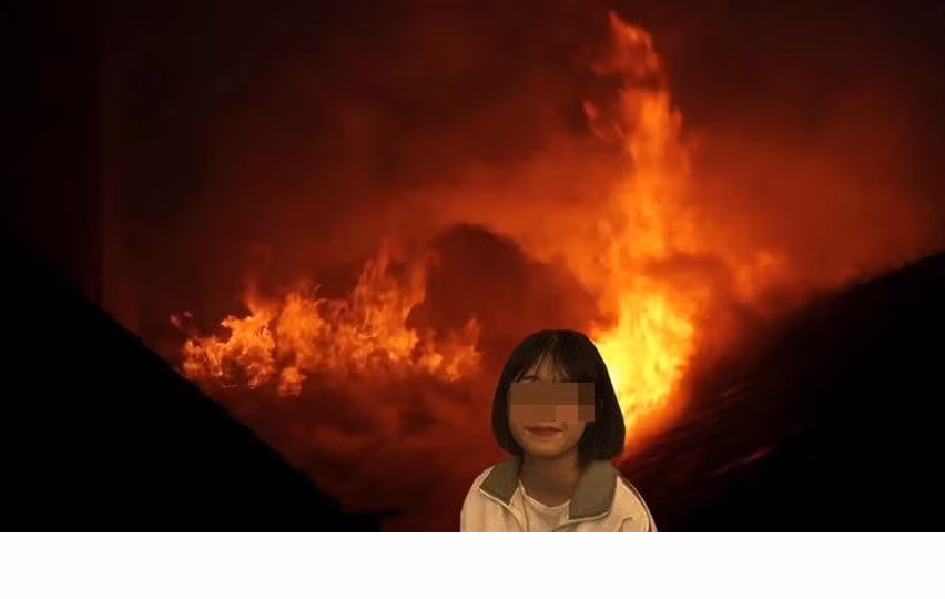 Qua bàn tay của các "thánh photoshop", từ bức hình gốc, sau lưng cô gái không phải đám khói mà là lửa cháy dữ dội. Ảnh: FB Huy Khôi.