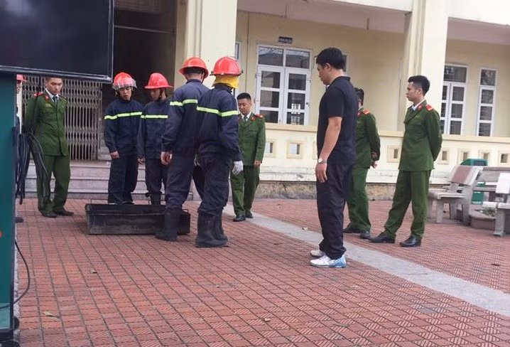 Theo một học sinh chứng kiến sự việc, sự thật đằng sau bức hình selfie trước đám cháy này hoàn toàn trái ngược với suy nghĩ của mọi người. Đây thực chất là buổi diễn tập phòng cháy chữa cháy tại trường THPT Cẩm Phả (Quảng Ninh) vào chiều 23/3 vừa qua. Ảnh: Trang Hà.