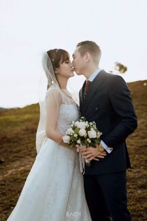 Tú Linh khá kín tiếng trong chuyện tình của mình cùng với doanh nhân trẻ Hoàng Long.