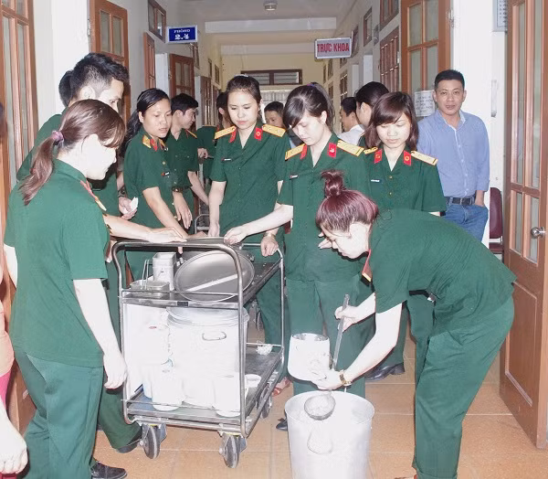 Năm 2015, Nguyễn Thị Phương Trà dự thi giải thưởng Nguyễn Viết Xuân do Cục Chính trị Quân khu 4 tổ chức và đạt giải “C” với sáng kiến “Bộ cấp cứu bỏng mắt” với mục đích phục vụ trong xử trí cấp cứu bỏng mắt nhanh chóng và đạt hiệu quả cao nhất. Phương Trà nhiều năm Chiến sĩ thi đua cơ sở, được cấp trên tặng bằng, giấy khen vì có thành tích xuất sắc trong công tác đoàn và phong trào thanh niên.