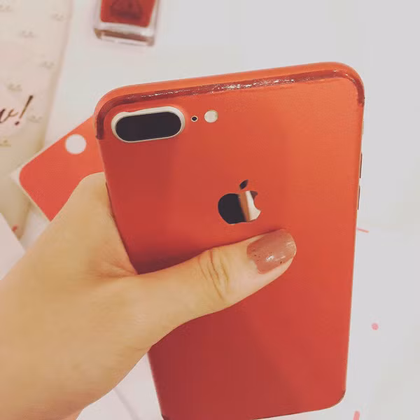 Chiếc iPhone hóa màu đỏ.