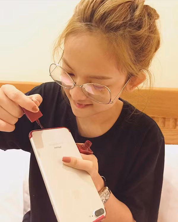 Cặm cụi bôi sơn móng tay vào các kẽ hở.