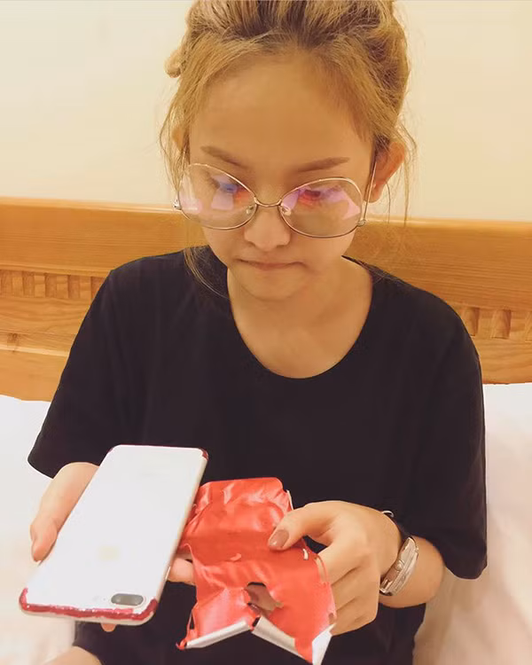 Trên mạng xã hội, nhiều người cho rằng Thúy Vi đang cố tình khoe của, có thể phá hoại không thương tiếc chiếc iPhone 7 Plus đắt tiền. Nhân đây, Thúy Vi cũng lộ diện gương mặt mộc với nhưng biểu cảm khá hài hước mà dân mạng cũng tình cờ nhận ra rằng, cô gái này… bị móm.