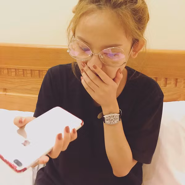 Chỉ sau đó vài giờ đồng hồ, Thúy Vi cầm trên tay siêu phẩm iPhone đỏ nhưng đây cũng là lúc cô phải nói lời từ biệt với chiếc điện thoại iPhone 7 Plus của mình. Không tiếc nuối cho lắm, Thúy Vi còn chụp hình và đăng lên mạng như một 'chiến tích' chơi ngông lúc rảnh rỗi.