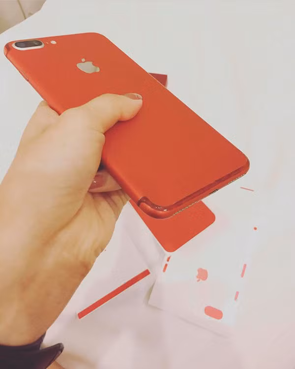 Tuy nhiên, vì màu đỏ của lọ sơn móng quá đậm, lạc hẳn với màu của miếng dán nên chiếc điện thoại iPhone 7 trông rất khó coi. Chưa kể nước sơn móng lan qua các kẽ hở và vào sâu trong máy dễ khiến việc vận hành các chức năng bị gián đoạn.