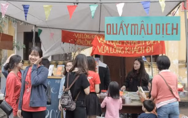  Hội sách không chỉ gây ấn tượng với 10 tấn sách cũ được bán và trao đổi mà còn bởi một không gian mang đậm dấu ấn của thời bao cấp với những khu tập thể cũ quét vôi vàng, ô cửa sổ xanh, những chiếc xe đạp thường hay tuột xích, những món đồ cũ kỹ, hương hoa bưởi nồng nàn, cửa hàng mậu dịch và các món quà vặt gắn bó với tuổi thơ của thế hệ 7X, 8X...