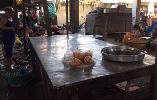 Sạp bán thịt heo của chị Đào giữa chợ Sâm Bua 2 ngày qua đã nghỉ bán.