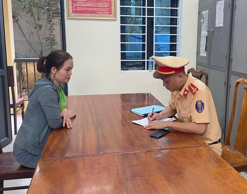 Lộ chủ nhân 2 ô tô cùng gắn biển xanh 38A-1169 ở Hà Tĩnh - Hình 2 Lo chu nhan 2 o to cung gan bien xanh 38A-1169 o Ha Tinh-Hinh-2