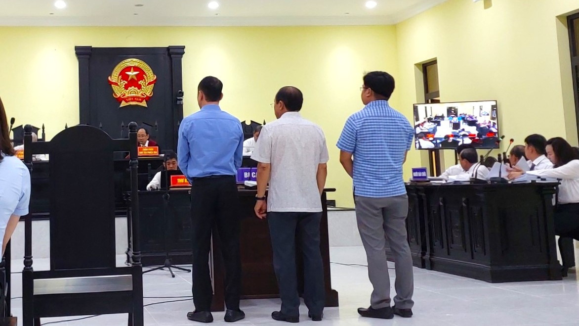 Chiều 29/3, sau 2 ngày xét xử, TAND tỉnh Cà Mau quyết định trả hồ sơ để điều tra bổ sung vụ án lừa đảo chiếm đoạt tài sản xảy ra tại Dự án đầu tư xây dựng Nhà máy xử lý rác thải TP Cà Mau, do Công ty Công Lý làm chủ đầu tư.