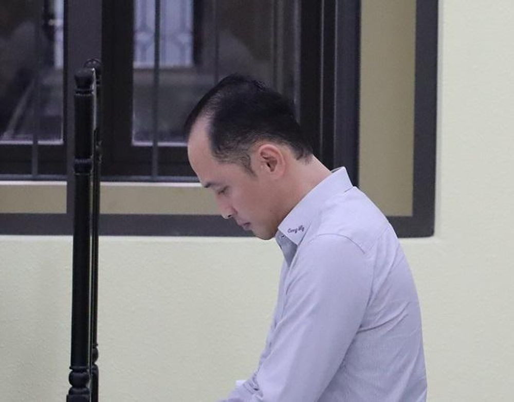 Theo đại diện VKS, các bị cáo đã lợi dụng chính sách hỗ trợ 50% vốn đầu tư đối với dự án trong lĩnh vực bảo vệ môi trường để nhận hỗ trợ đầu tư cho hai công trình với số tiền hơn 7,3 tỷ đồng. Quá trình đầu tư xây dựng Nhà máy xử lý rác TP Cà Mau, từ năm 2009 đến năm 2012, bị cáo Lý đã trực tiếp và chỉ đạo bị cáo Đam lập hồ sơ khống xây dựng 2 hạng mục công trình gồm hệ thống xử lý nước thải và khu tiếp nhận và phân tách rác trị giá hơn 14,6 tỷ đồng.