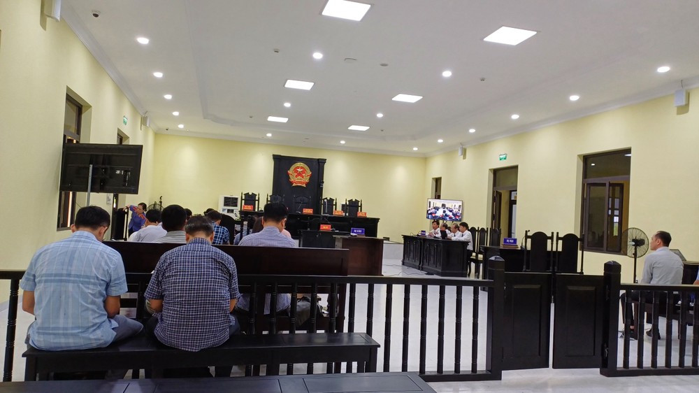 Từ ngày 28/3, TAND tỉnh Cà Mau mở phiên tòa trên để xét xử 3 bị cáo là ông Tô Hoài Dân, Chủ tịch HĐTV, Tổng giám đốc Công ty Công Lý; Tô Công Lý (con trai cả ông Dân), Phó Tổng giám đốc Công ty Công Lý và Nguyễn Bá Đam, nhân viên của công ty Công lý về tội lừa đảo chiếm đoạt tài sản. (Ảnh: Tiền Phong)