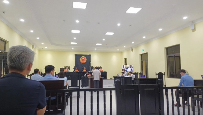 Sau khi hoàn thành hồ sơ, Lý đưa cho ông Dân ký quyết định phê duyệt quyết toán hoàn thành dự án để trình đề nghị UBND tỉnh Cà Mau xem xét hỗ trợ hơn 7,3 tỷ đồng vốn đầu tư cho hai hạng mục công trình khống. Theo đại diện VKS, Tô Công Lý có vai trò chủ mưu. Tô Hoài Dân và Nguyễn Bá Đam bị truy tố với vai trò đồng phạm. (Ảnh: NLĐ)