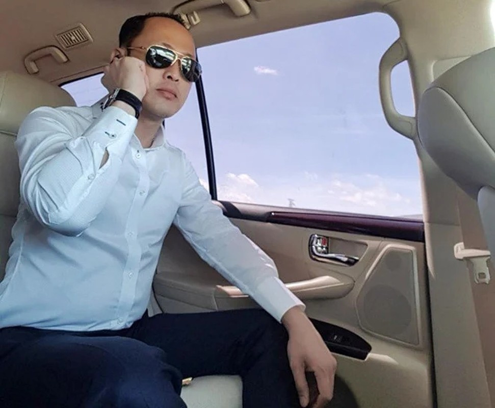 Trước đó, Tô Công Lý bị Cơ quan An ninh điều tra của Bộ Công an đã bắt giữ về hành vi “lừa đảo chiếm đoạt tài sản” vào năm 2019. Thời điểm bị bắt, Lý là Phó Tổng Giám đốc Công ty TNHH Xây dựng - Thương mại - Du lịch Công Lý, chủ đầu tư Nhà máy Điện gió Bạc Liêu; chủ đầu tư dự án Nhà máy Xử lý rác TP Cà Mau.