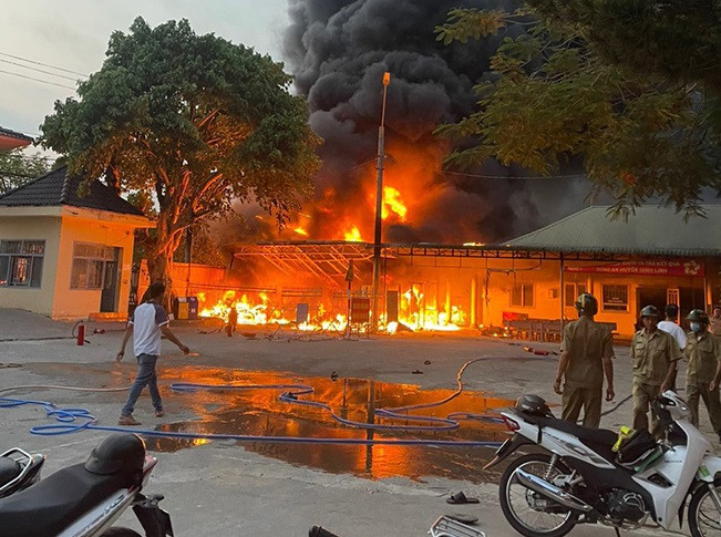 Hơn 200 xe tang vật bị cháy: Xử lý người gây cháy thế nào? Hon 200 xe tang vat bi chay: Xu ly nguoi gay chay the nao?