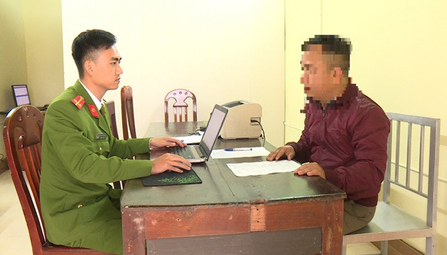 Mot nhan vien den ong Hoang Muoi bi xu phat trom cap tai san