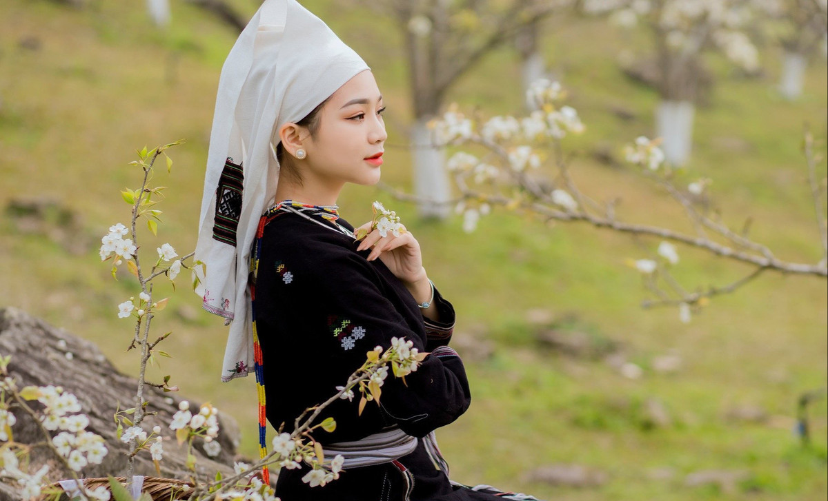 Du khách tới các vườn hoa lê có thể thuê trang phục của người Dao Tiền, Dao đỏ, H'Mông... để chụp ảnh kỉ niệm. Ngày 4/3/2023, tuyến đường hoa lê tại xã Hồng Thái đã được công bố đạt kỷ lục Guiness "Tuyến đường hoa lê dài nhất Việt Nam". Vẻ đẹp tinh khôi của hoa lê Hồng Thái đã "vẫy gọi" du khách từ khắp nơi về thưởng ngoạn. 