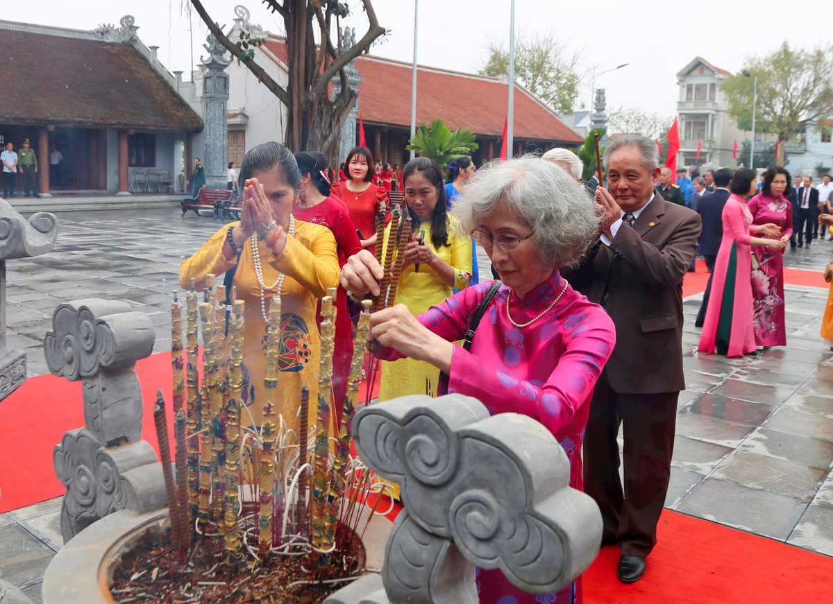Bà Nguyễn Tường Vân, con gái lớn Phó Chủ tịch nước Nguyễn Lương Bằng cùng đại diện gia đình, dòng họ dâng hương