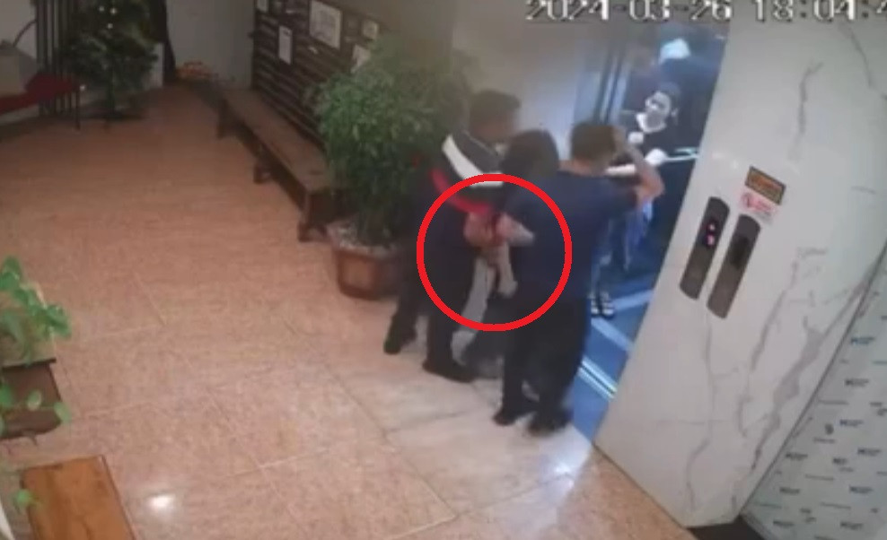 Kẻ sàm sỡ, đánh nữ nhân viên ở Hải Dương sẽ bị xử lý sao? - Hình 2 Ke sam so, danh nu nhan vien o Hai Duong se bi xu ly sao?-Hinh-2