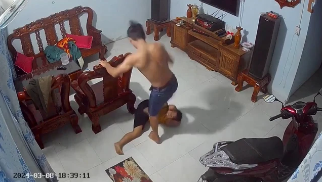 Cha dượng bạo hành bé 9 tuổi: Vì sao mẹ không báo công an? - Hình 2 Cha duong bao hanh be 9 tuoi: Vi sao me khong bao cong an?-Hinh-2