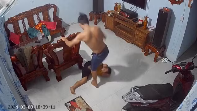 Cha duong bao hanh be 9 tuoi: Vi sao me khong bao cong an?-Hinh-2