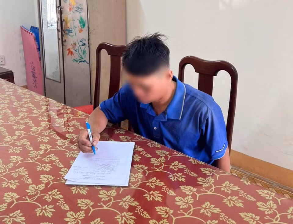 Lời khai cha dượng bạo hành bé 9 tuổi ở Bình Phước - Hình 2 Loi khai cha duong bao hanh be 9 tuoi o Binh Phuoc-Hinh-2