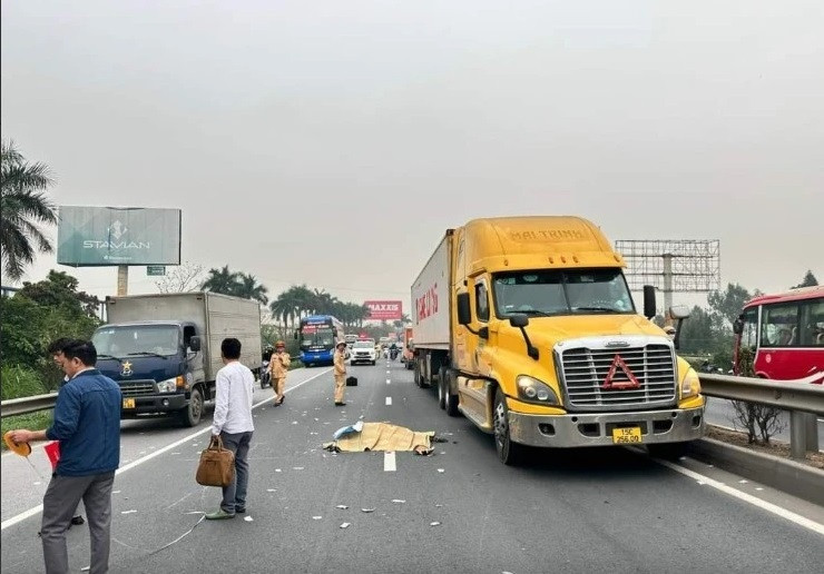 Hải Dương: Nam công nhân tử vong khi va chạm xe container trên QL5 Hai Duong: Nam cong nhan tu vong khi va cham xe container tren QL5