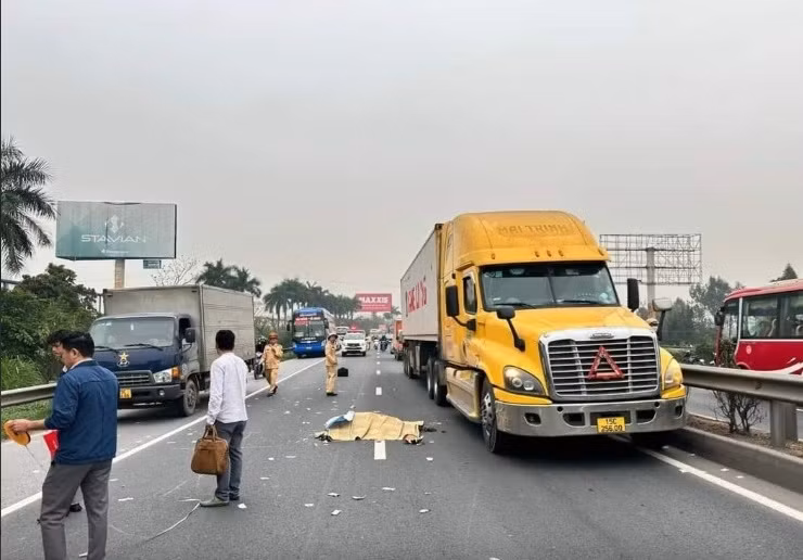 Hai Duong: Nam cong nhan tu vong khi va cham xe container tren QL5